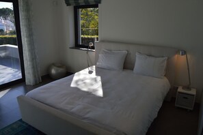 4 bedrooms, WiFi - Modern villa with swimming pool near Carvoeiro (Carvoeiro)