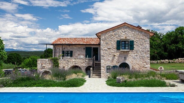 A stone house with a swimming pool, a stone wall, and a garden. - Villa on Krk with Pool and Outdoor Kitchen (Krk - Malinska)