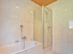 Baignoire, séchoir à cheveux