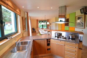 Fridge, microwave, oven, stovetop - Scenic Villa near Lake View (Robertville)