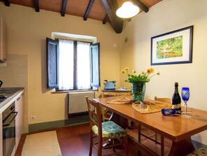 Kühlschrank, Ofen, Herdplatte, Wasserkocher mit Kaffee-/Teezubehör