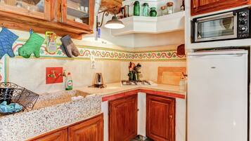 Fridge, oven, stovetop, coffee/tea maker