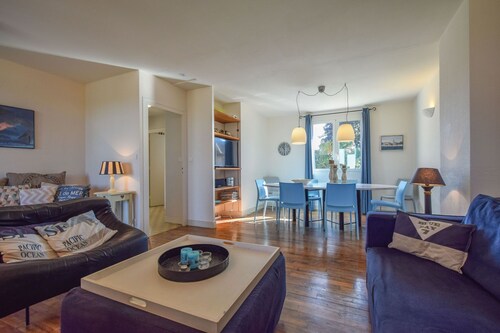 Omakotitalo on upeat näkymät ja oma lämmitetty uima-allas.