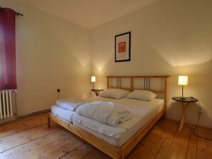 4 bedrooms, iron/ironing board, WiFi