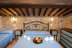 2 bedrooms, WiFi - Farmhouse by Lake Trasimeno with Pool (Castiglione del Lago)