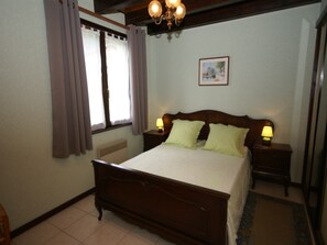 4 bedrooms, iron/ironing board