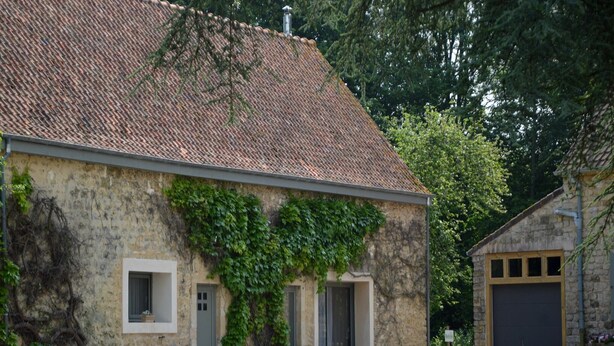 A stone building with a tiled roof, ivy-covered walls, and a gravel driveway. - Holiday Home near Opal Coast Wierre-Effroy (Wierre-Effroy (Londefort))