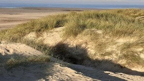 A sandy beach with dunes and a clear view of the ocean. - Holiday Home near Opal Coast Wierre-Effroy (Wierre-Effroy (Londefort))