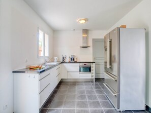 冷蔵庫、電子レンジ、オーブン、コンロ