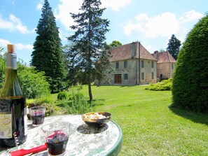 Outdoor dining - Charming Cottage in Ladignac-le-Long with Garden (Le Chalard)
