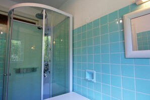 Shower - Charming Cottage in Ladignac-le-Long with Garden (Le Chalard)