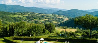 Schönes Cottage in Dicomano mit Pool