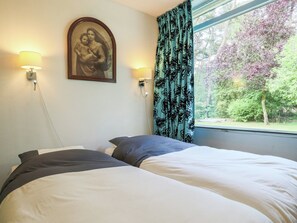 4 bedrooms, iron/ironing board