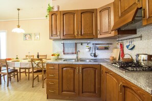 Micro-ondes, four, plaque de cuisson, lave-vaisselle