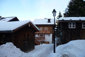 Immediate Surroundings [winter] (<1 km) - Apartment in Le Village with Balcony (Notre Dame de Bellecombe)