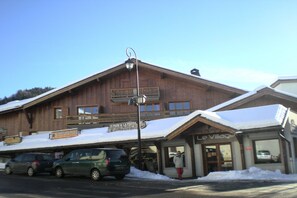 A wooden building with a sign for 'Le Village' and a sign for 'Le Pain & La Patiss.' - Apartment in Le Village with Balcony (Notre Dame de Bellecombe)