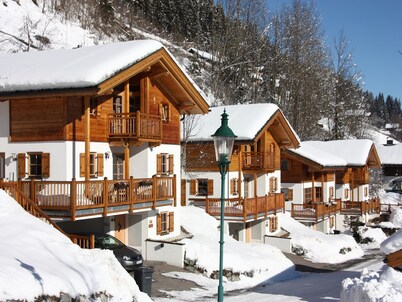 Chalet in Königsleiten near Ski Bus, Pool