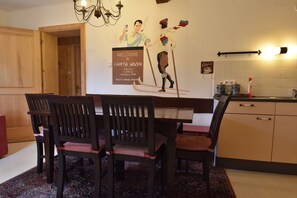 Dining - Holiday home in a quiet authentic mountain village (Zlata Olesnice)