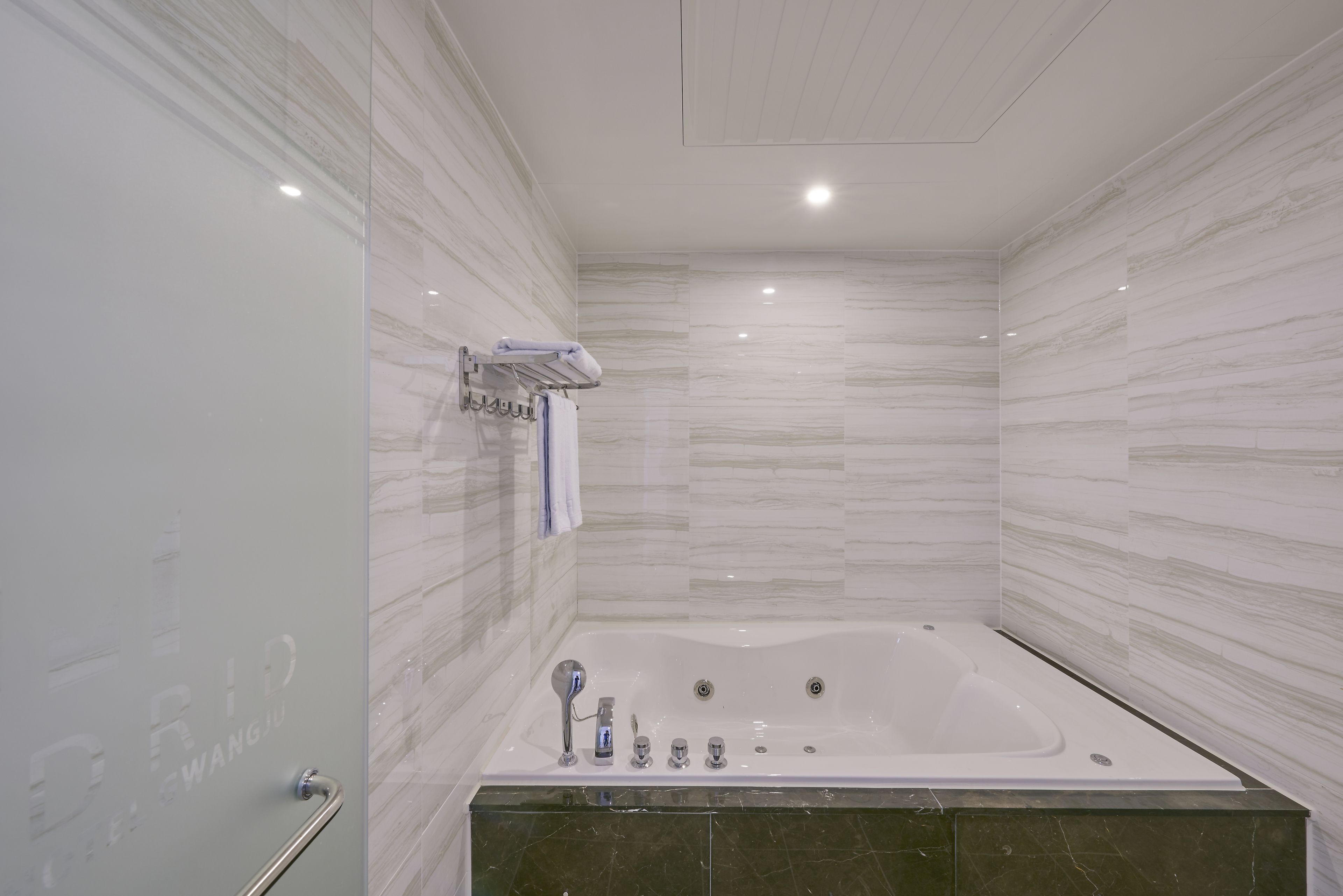 royal suite (styler, massage chair) | bathroom | combined shower/bathtub, jetted bath, free toiletries, hair dryer