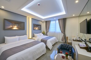 Habitación estándar con 2 camas individuales | Espacio para trabajar con un portátil y cortinas opacas