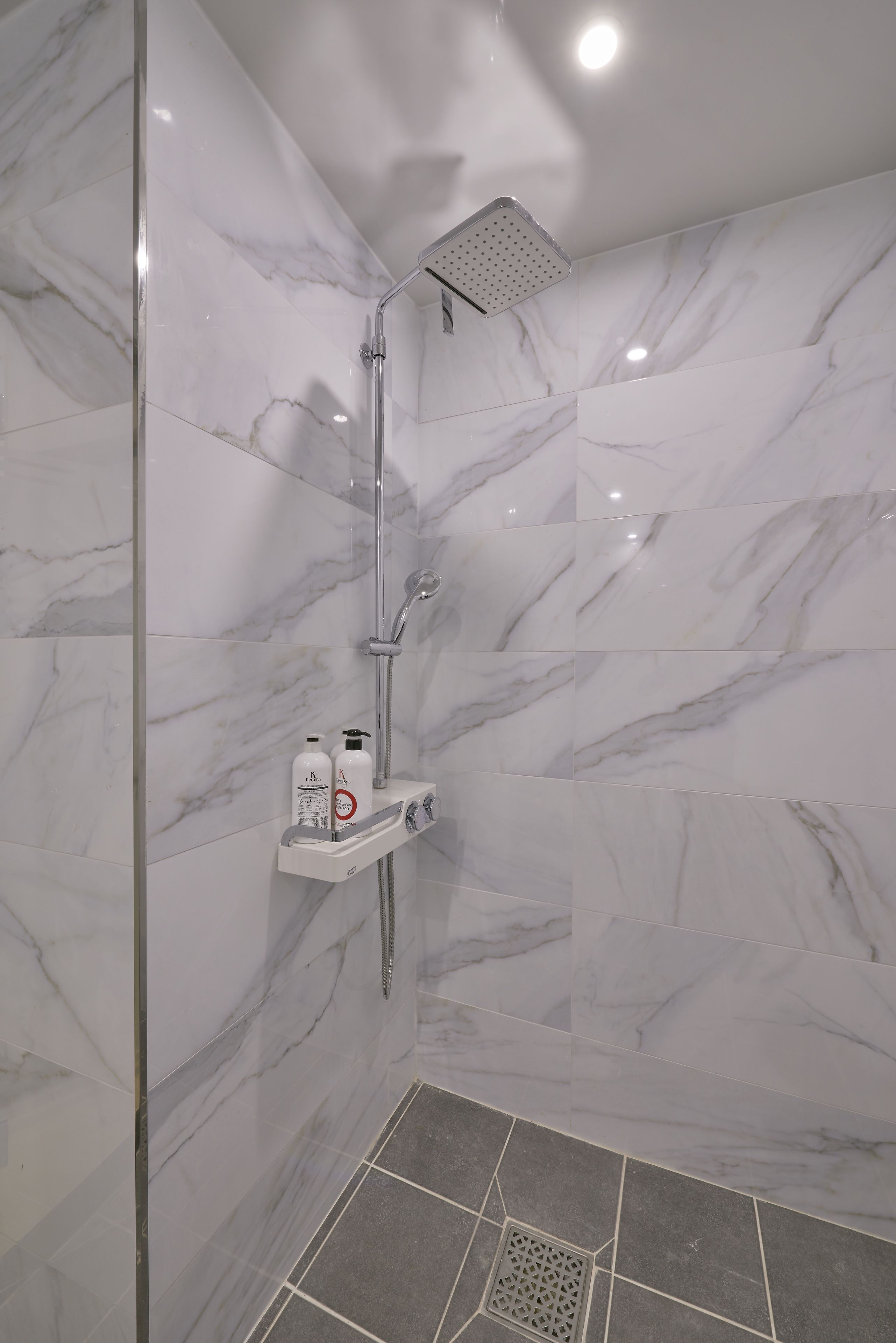 standard twin room | bathroom shower