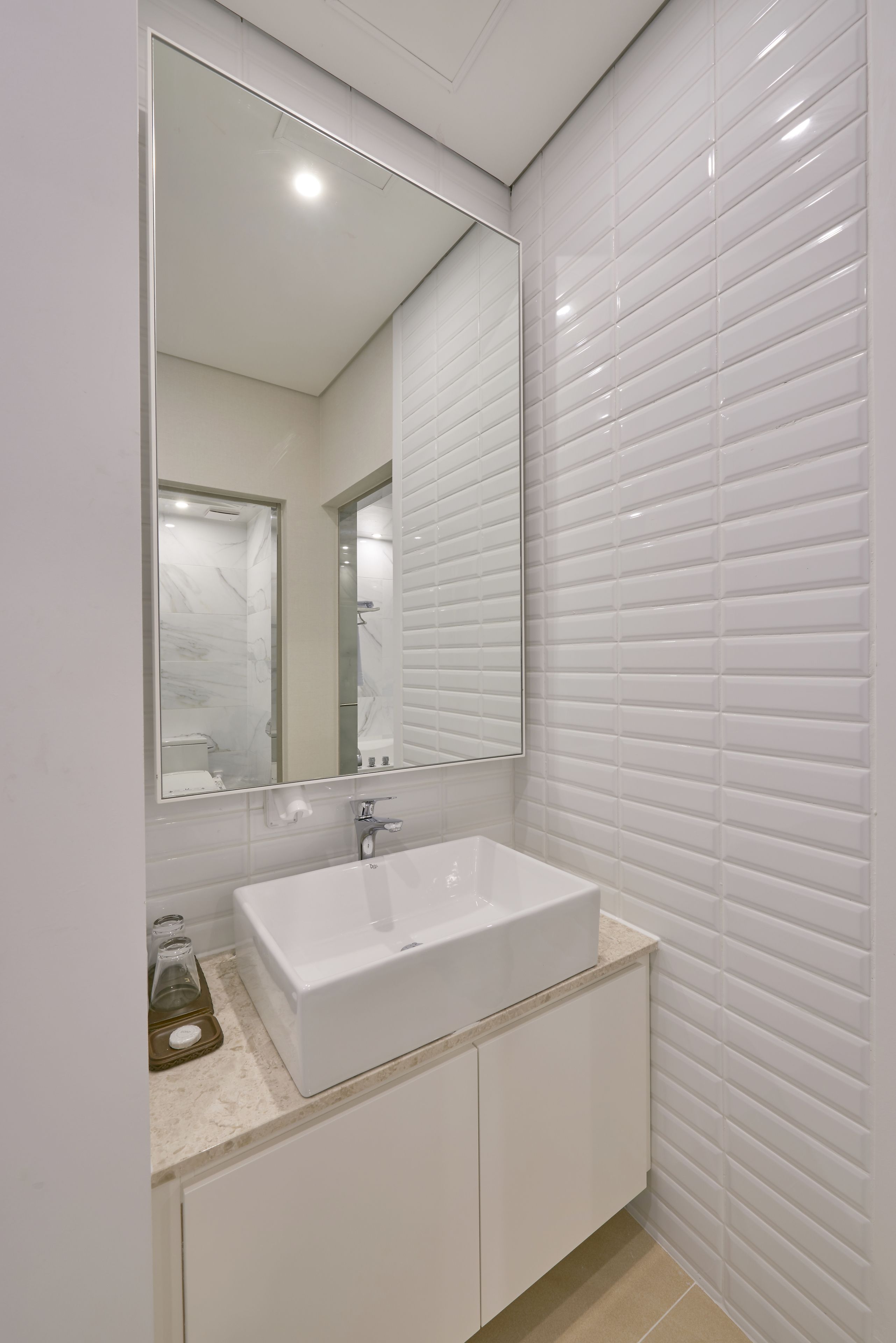 standard twin room | bathroom sink