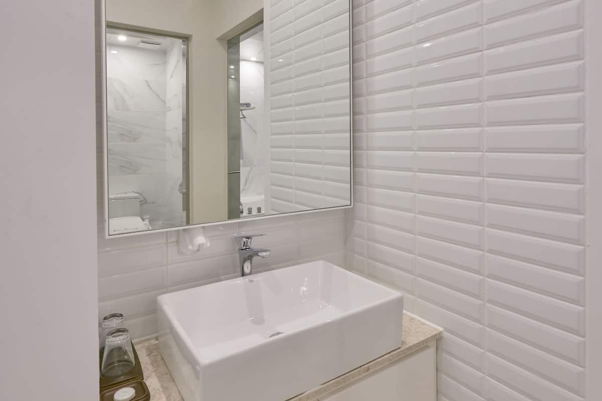 standard twin room | bathroom sink