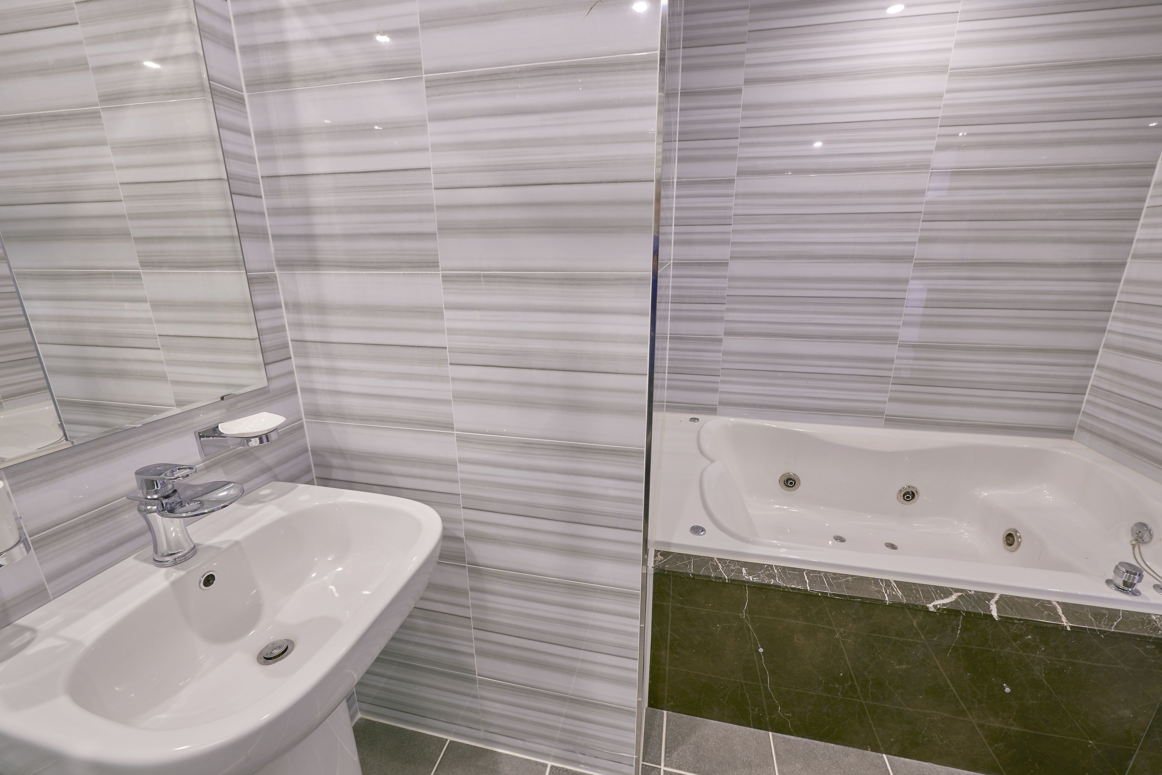 deluxe twin room (styler) | bathroom | combined shower/bathtub, jetted bath, free toiletries, hair dryer