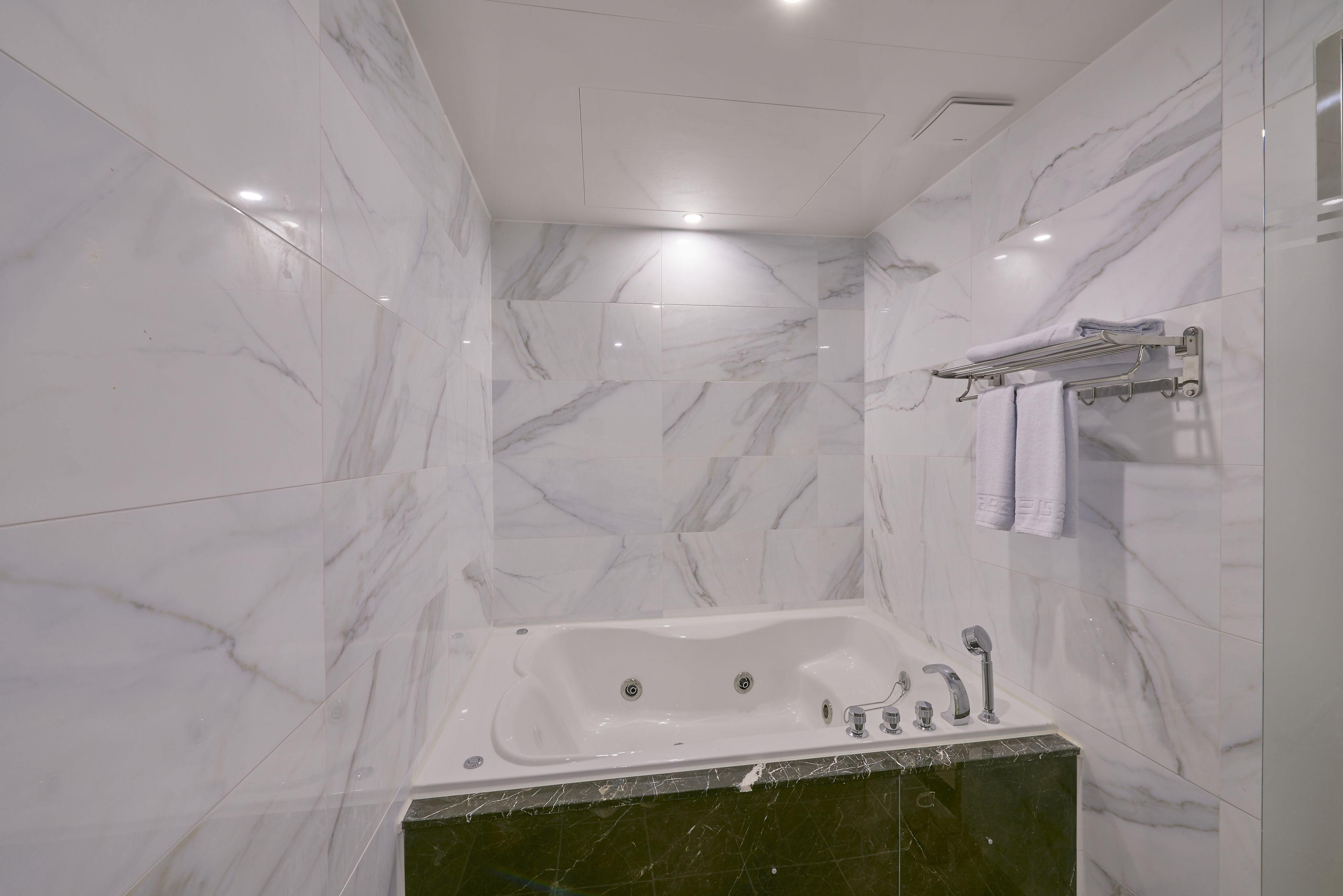 standard twin room | bathroom | combined shower/bathtub, jetted bath, free toiletries, hair dryer