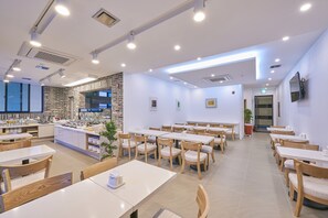 Daily buffet breakfast (KRW 15000 per person)