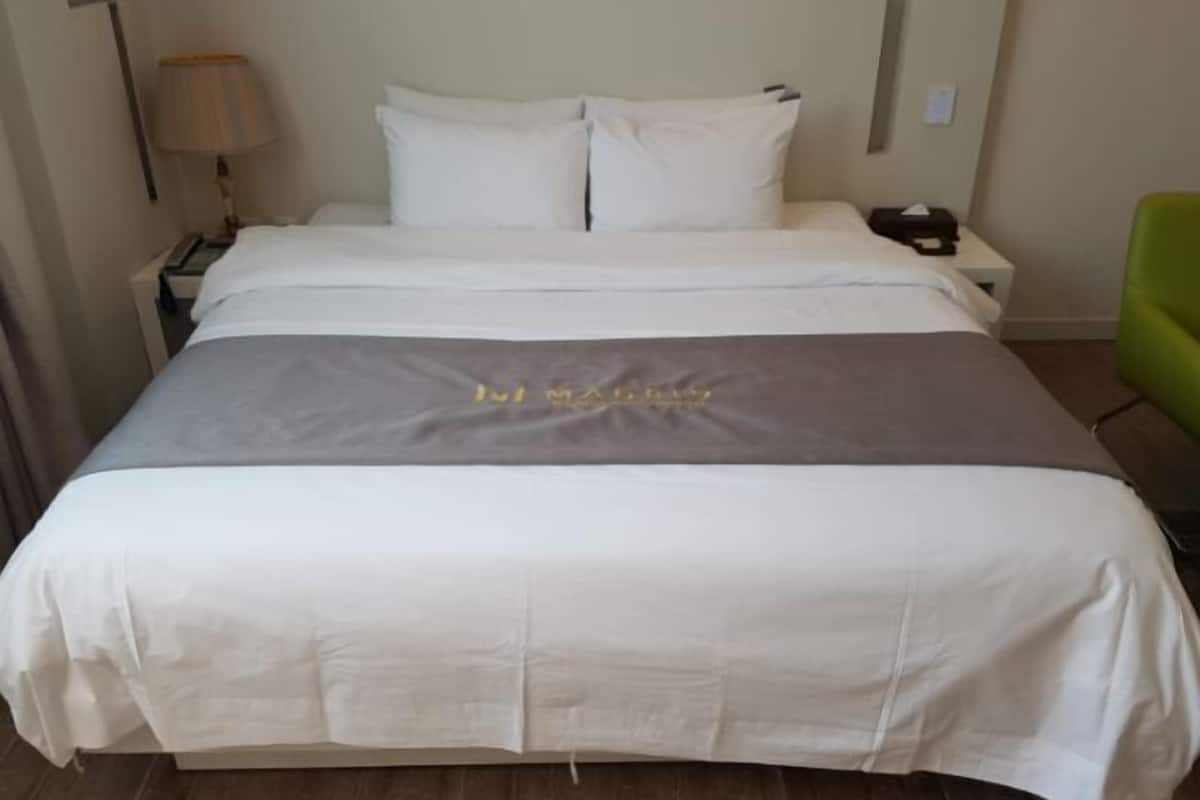 Laptop workspace, blackout drapes, iron/ironing board, free WiFi