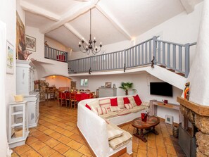 Fernseher, Tischfußball, Tischtennisplatte