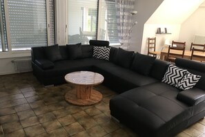 Una televisión, una mesa de tenis de mesa, libros