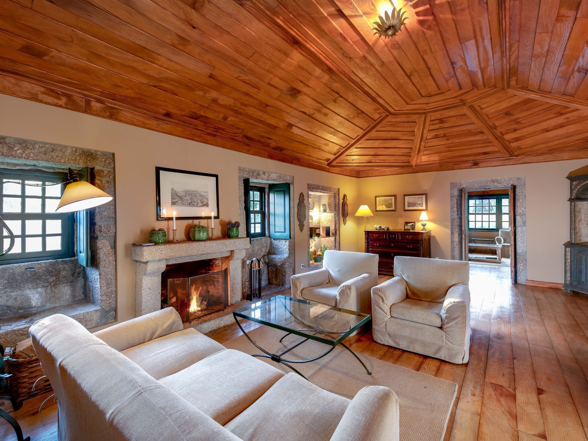 Fernseher, Kamin, DVD-Player, Stereoanlage