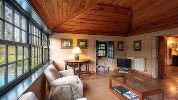 TV, fireplace, DVD player, stereo
