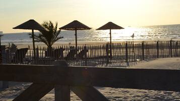 Una spiaggia nelle vicinanze