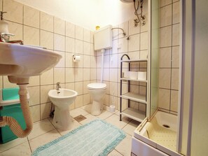 Dusche, Bidet, Handtücher