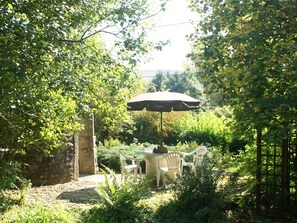 Outdoor dining - Holiday Home in La Chapelle with Garden (La Chapelle-Aux-Bois)