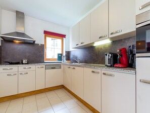 Een koelkast, een microgolfoven, een oven