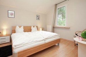 3 Schlafzimmer, Bügeleisen/Bügelbrett