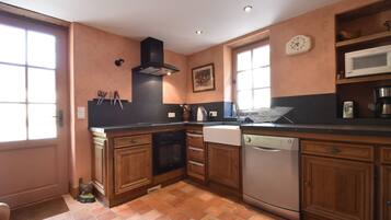 Een koelkast, een microgolfoven, een oven, een kookplaat