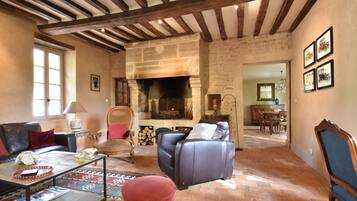 Televisie, een open haard, een dvd-speler en een tafeltennistafel