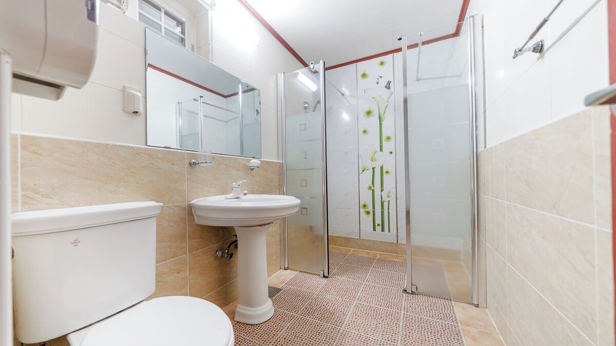 twin room | bathroom | hair dryer, towels, soap, shampoo