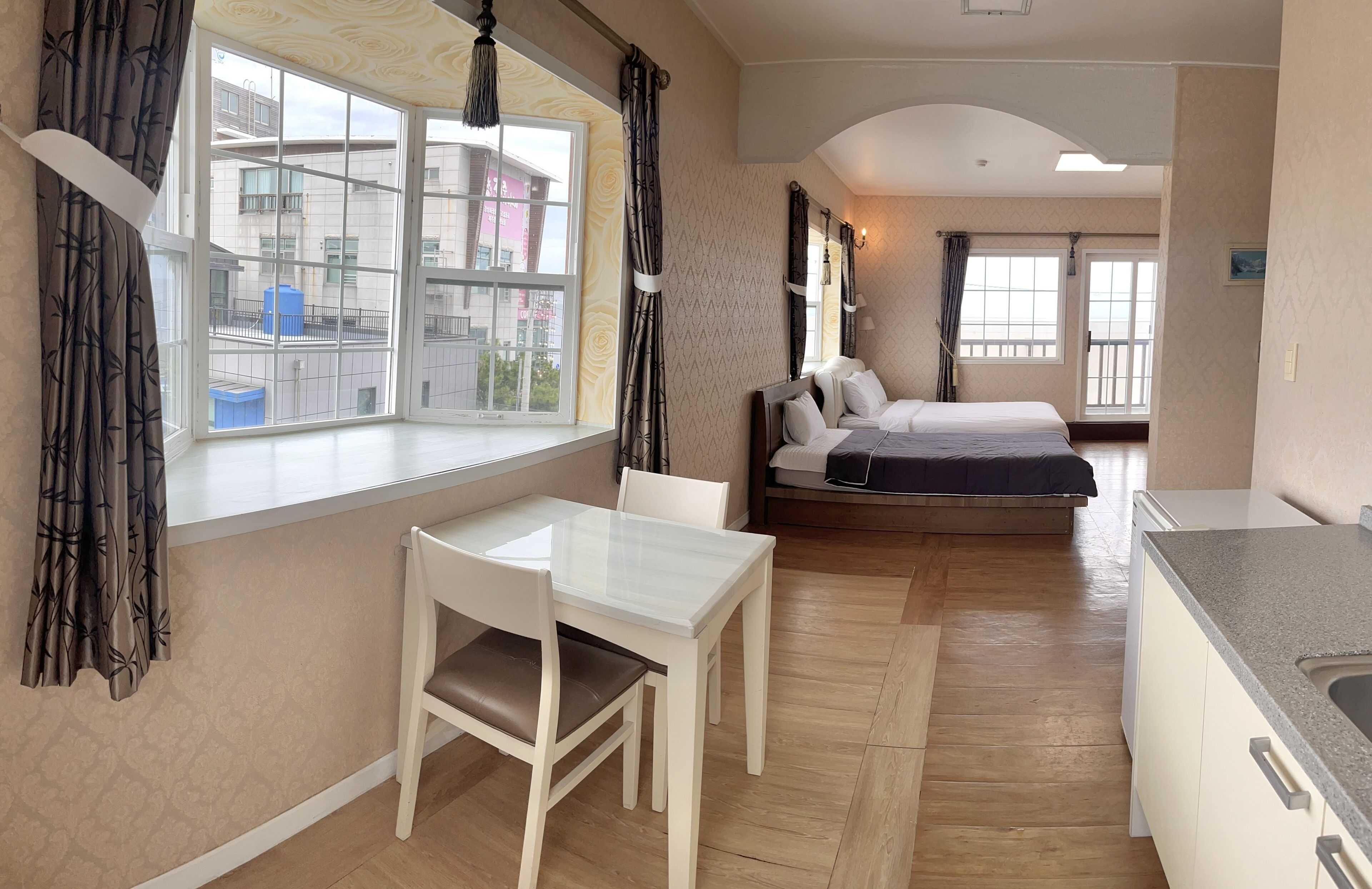 deluxe room | private kitchen | fridge, microwave, electric kettle