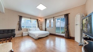 Gold Room | 1 bedroom, blackout drapes, soundproofing, free WiFi