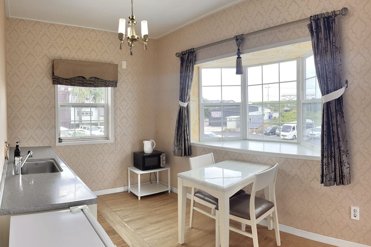 deluxe room | private kitchen | fridge, microwave, electric kettle