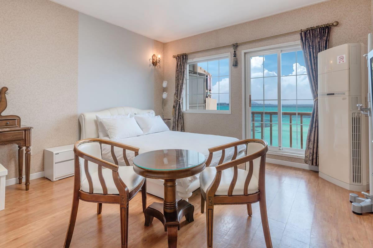 1 bedroom, blackout curtains, soundproofing, free wifi