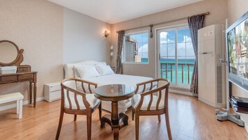 Blackout drapes, soundproofing, free WiFi, bed sheets