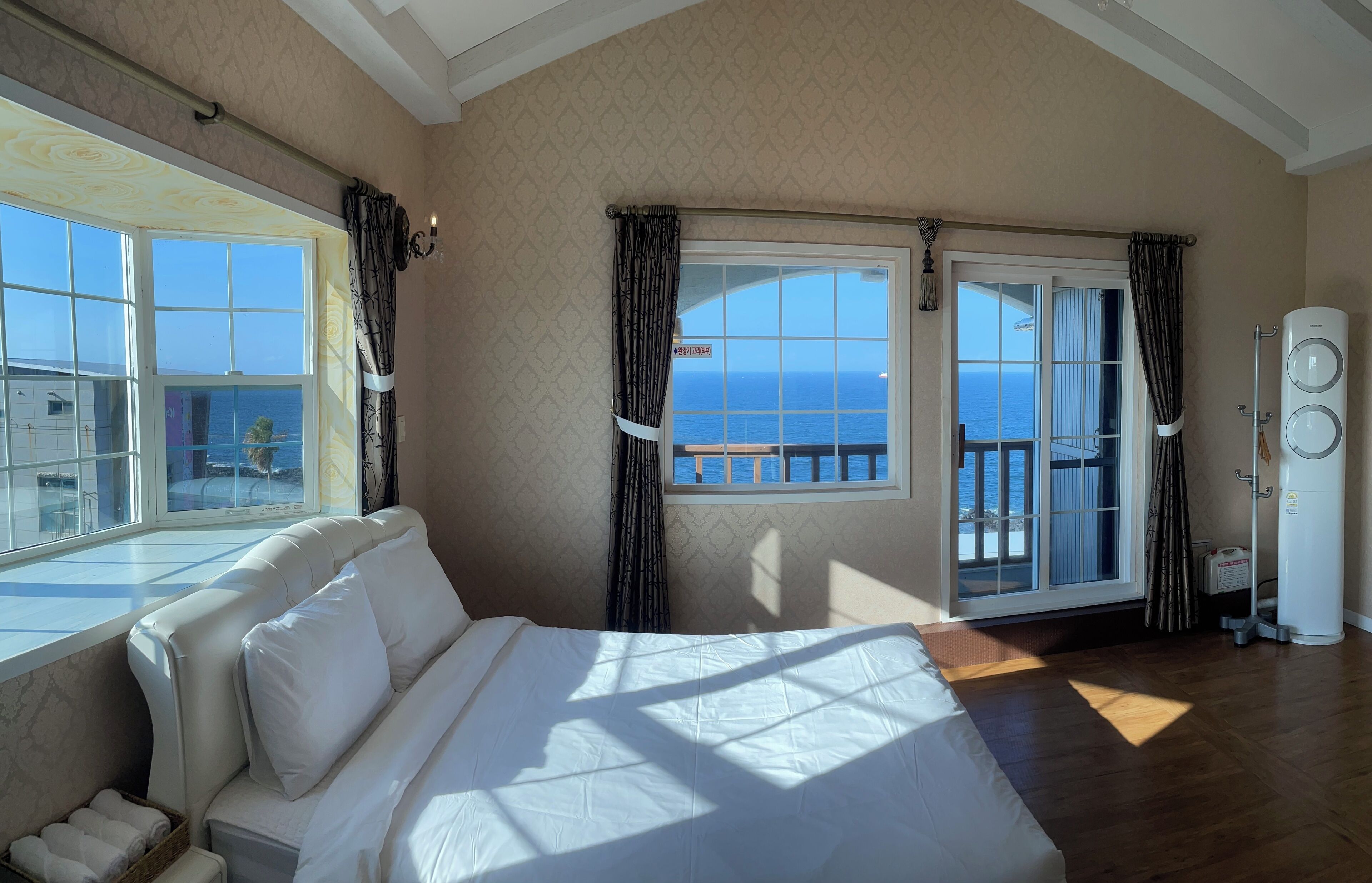 royal room | 1 bedroom, blackout curtains, soundproofing, free wifi