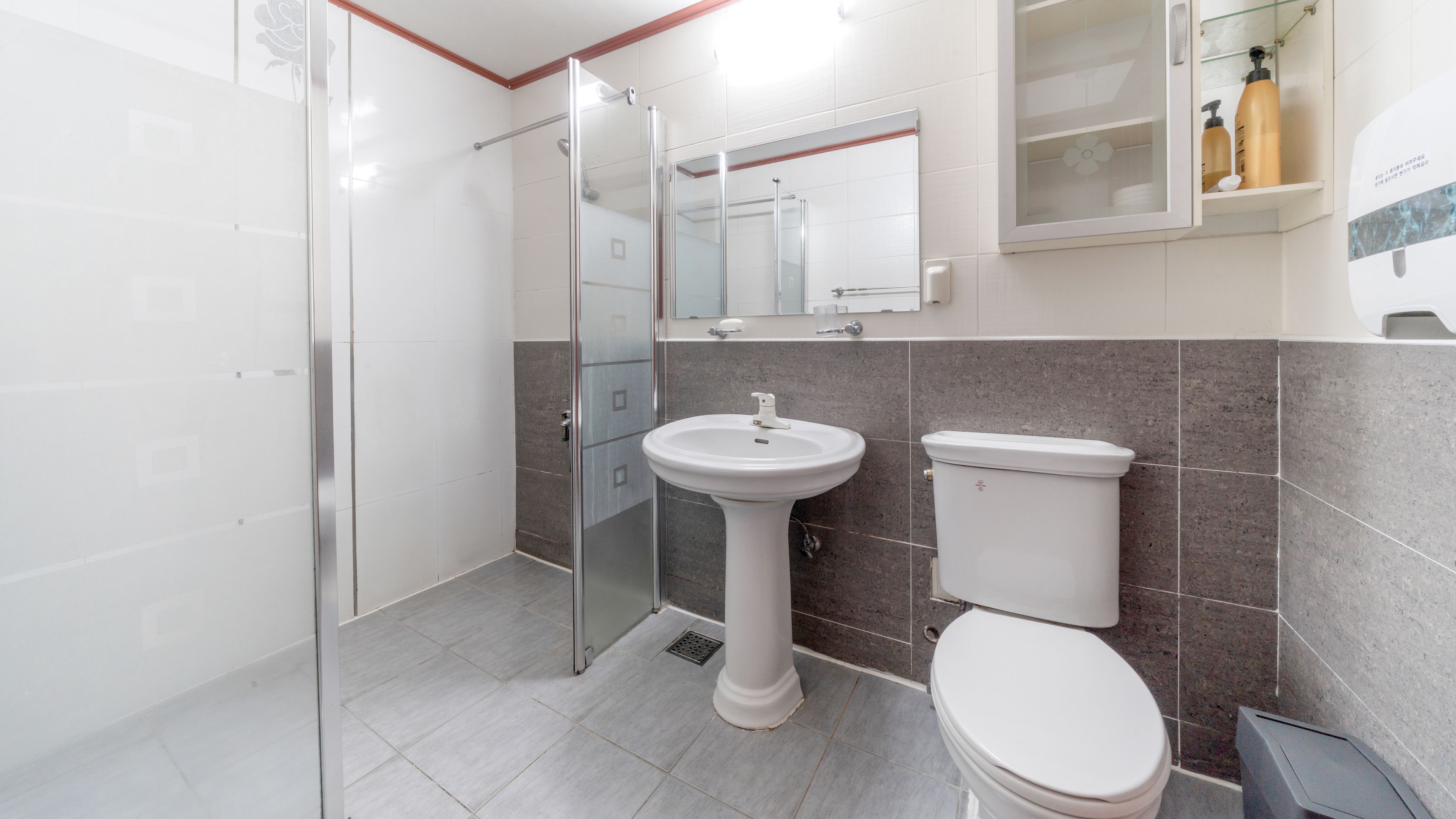 suite room | bathroom | hair dryer, towels, soap, shampoo